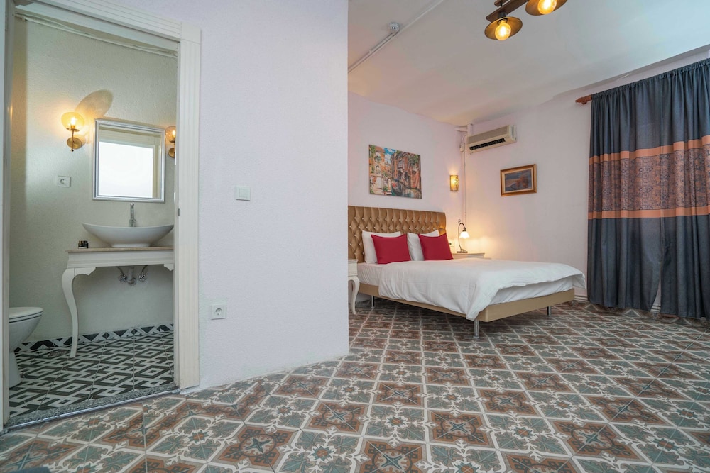 Economy Room (Basement)
