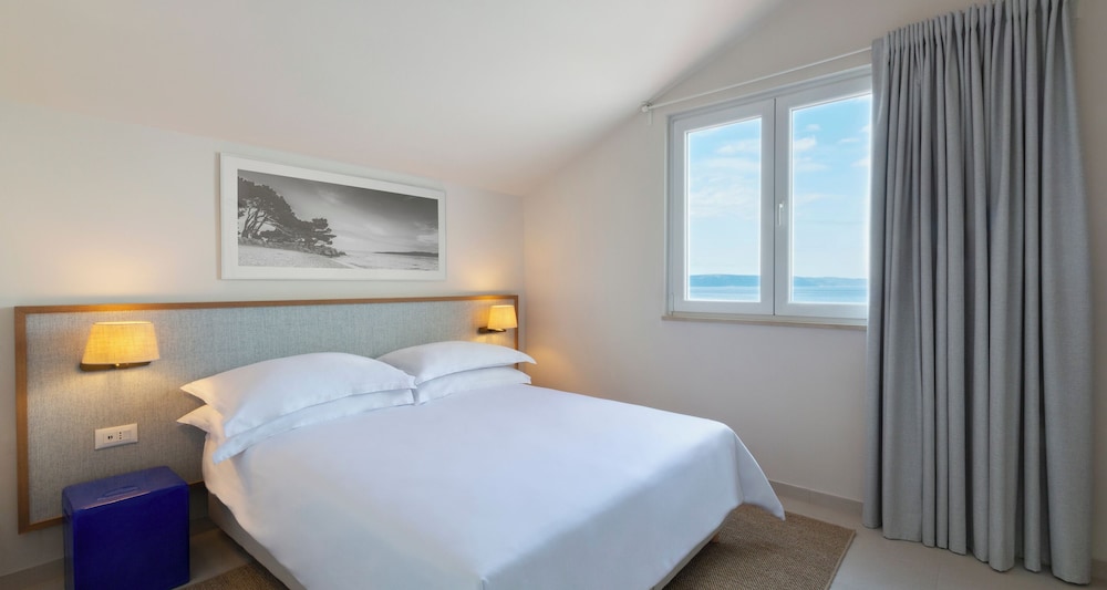 Suite, 1 Bedroom, Balcony, Partial Sea View photo 2