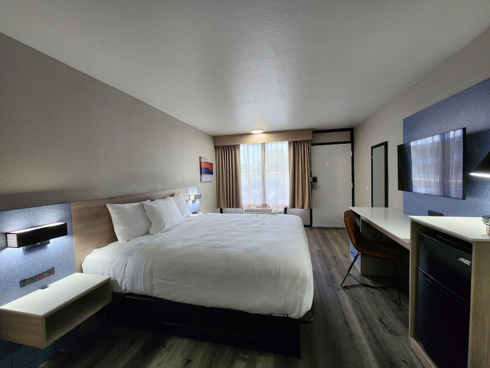 Deluxe Single Room, 1 King Bed, Non Smoking, Refrigerator & Microwave photo 3