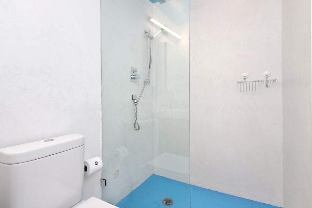 Adjacent Six Bed Five Bath Apartment thumbnail 5