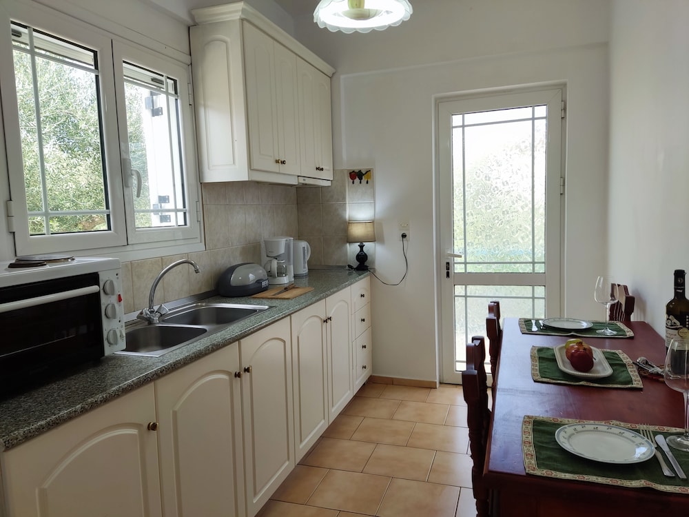 Grand Apartment, 2 Bedrooms, Sea View, Beachside photo 2