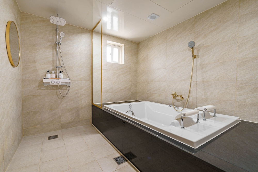 Luxury Suite, 1 Queen Bed, Non Smoking, Sauna photo 3