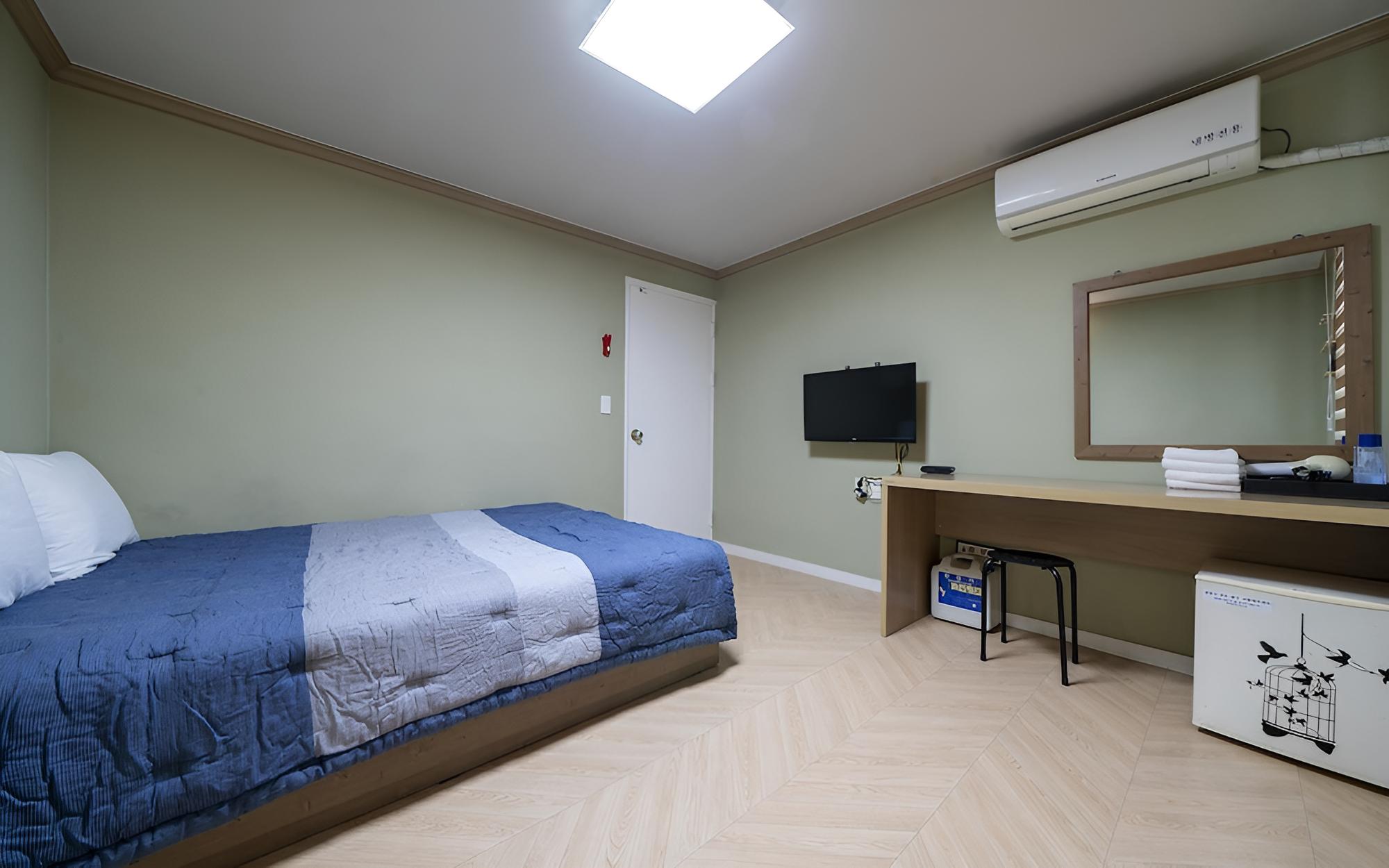 Room (Standard bed/absolutely non-smoking () - Photo 4