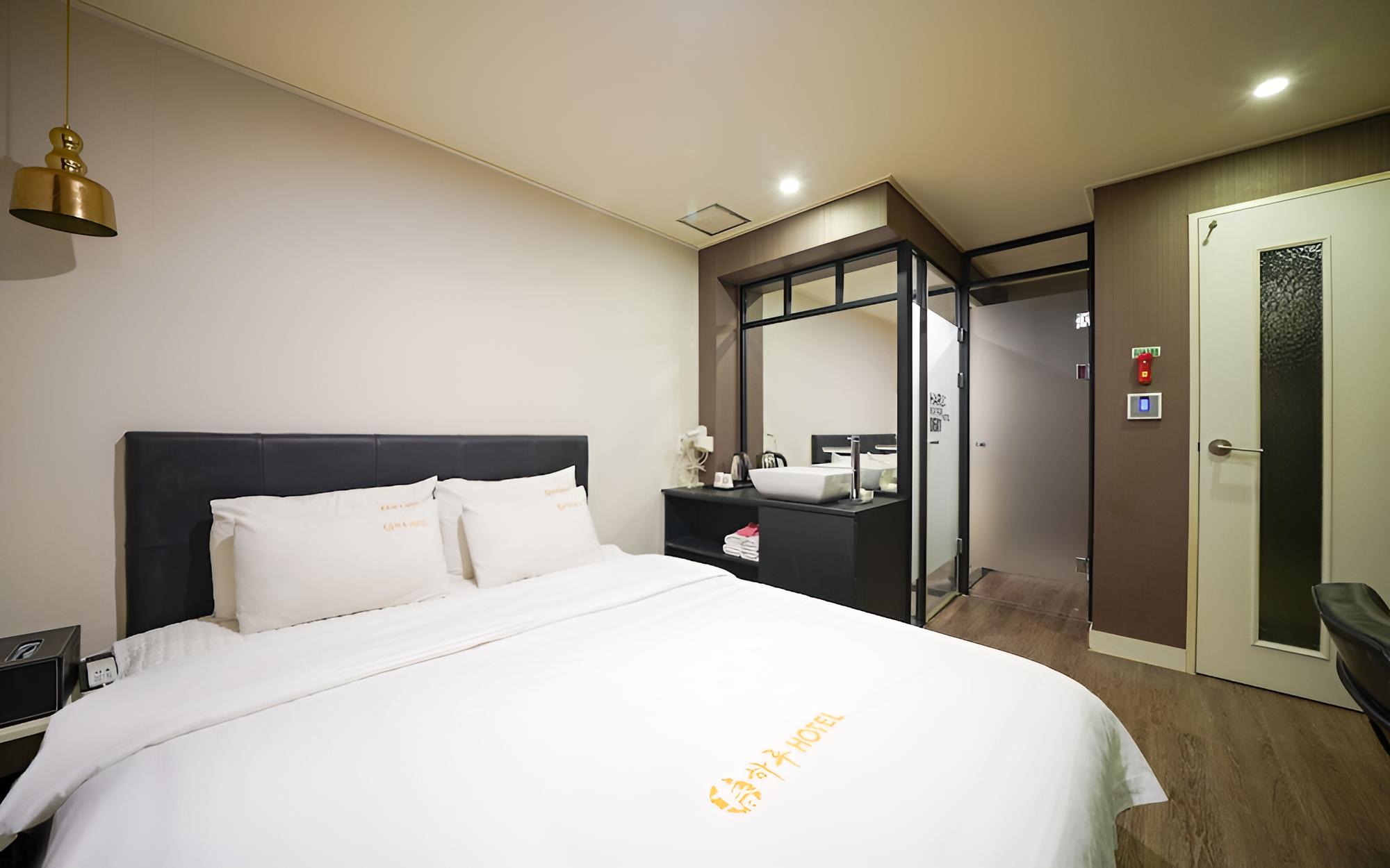 Room (Standard (Standard/Netflix available)) - Photo 1