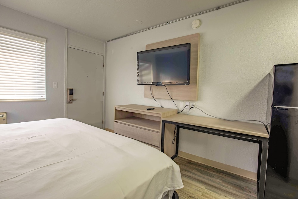 Room, 2 Queen Beds, Accessible, Non Smoking photo 3