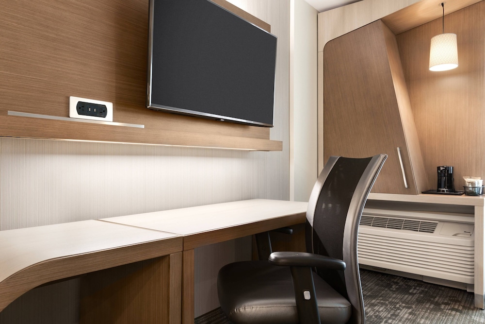 Suite, Multiple Beds (Mobility Accessible, Roll-In Shower) photo 3