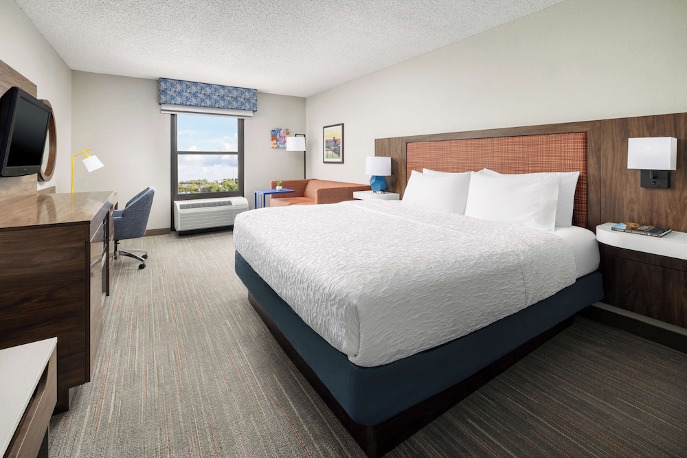 Room, 1 King Bed, Non Smoking - Photo 4