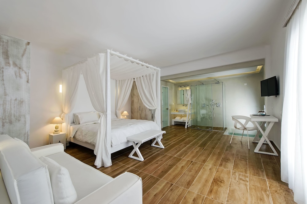 Honeymoon Suite, Hot Tub - Photo 8