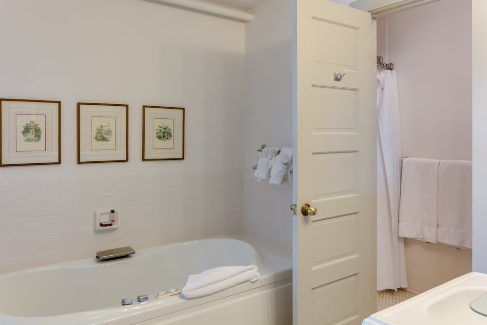 Deluxe Room, 1 Queen Bed, Non Smoking photo 2