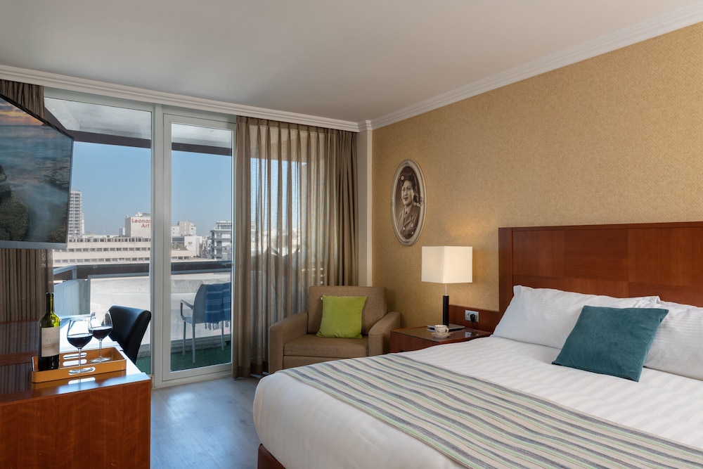 Deluxe Room, Balcony thumbnail 6