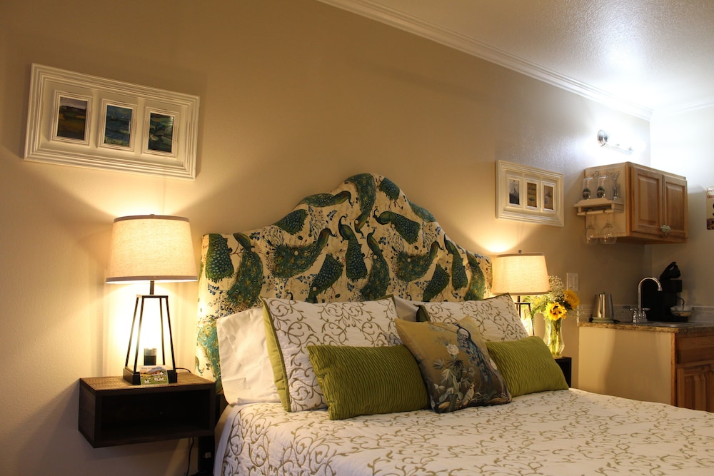 Superior Single Room, 1 Queen Bed, Private Bathroom, Mountain View photo 3