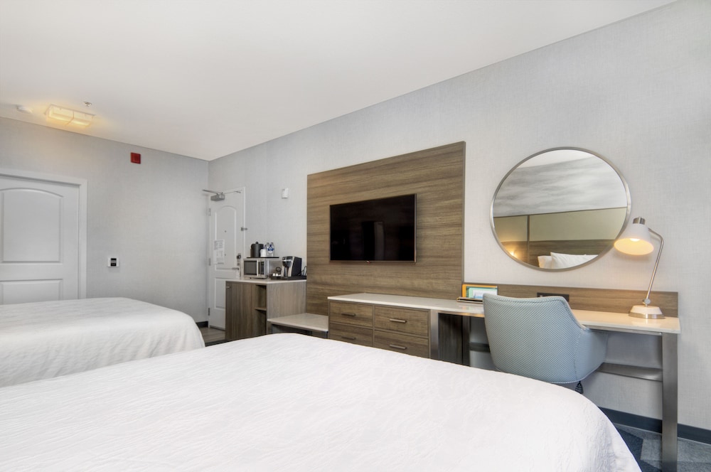 Room, 2 Queen Beds, Accessible (Roll-In Shower) - Photo 1