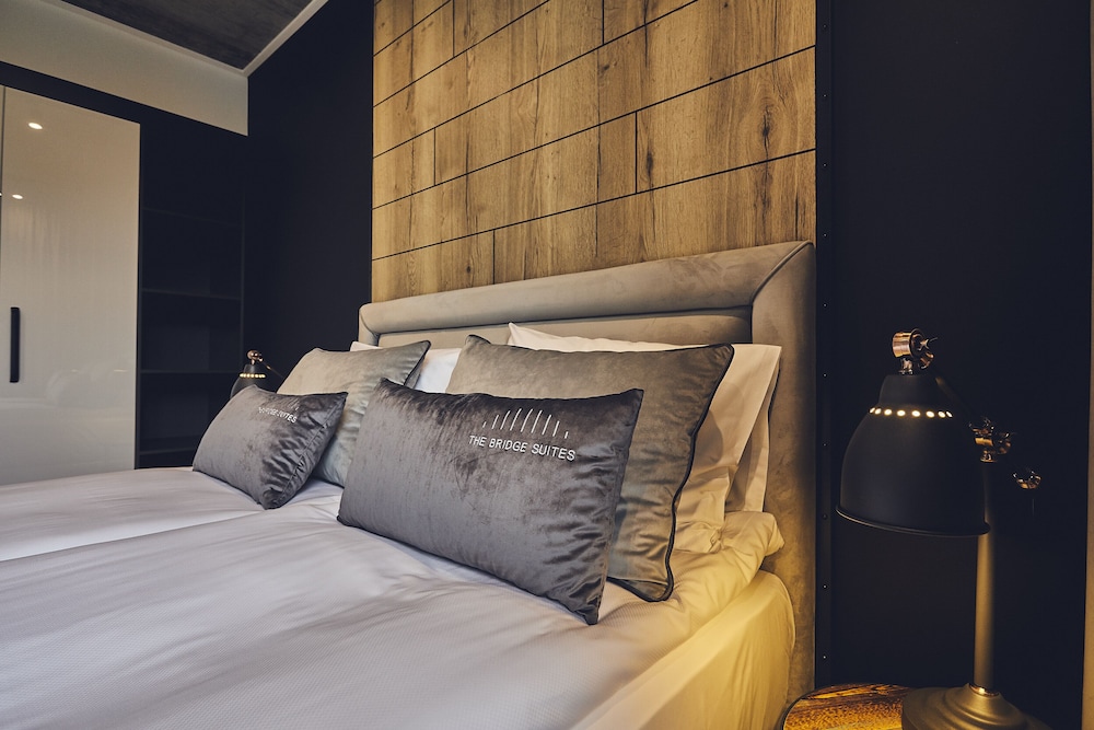 Standard Room, 1 Queen Bed photo 2