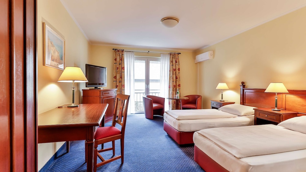 Comfort room with double bed or twin bed - Photo 1