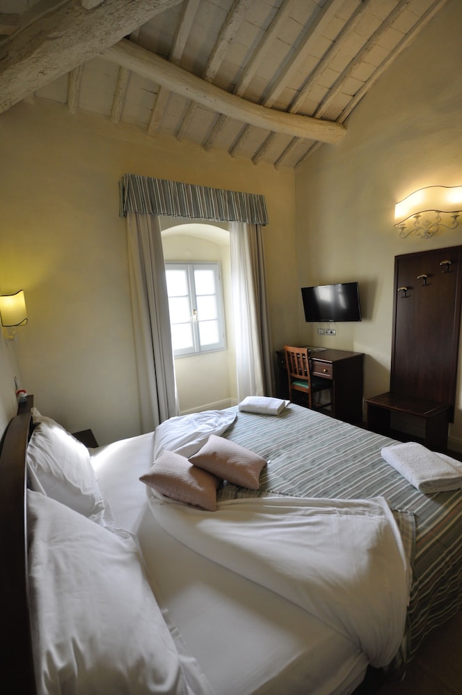 Classic Double or Twin Room, Pool Access photo 2
