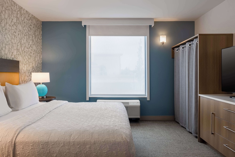 Suite, 1 King Bed, Accessible (Mobility, Roll-In Shower, 2 Room) - Photo 2
