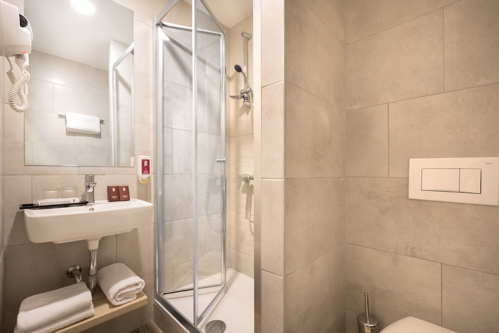 Double room with street view photo 3