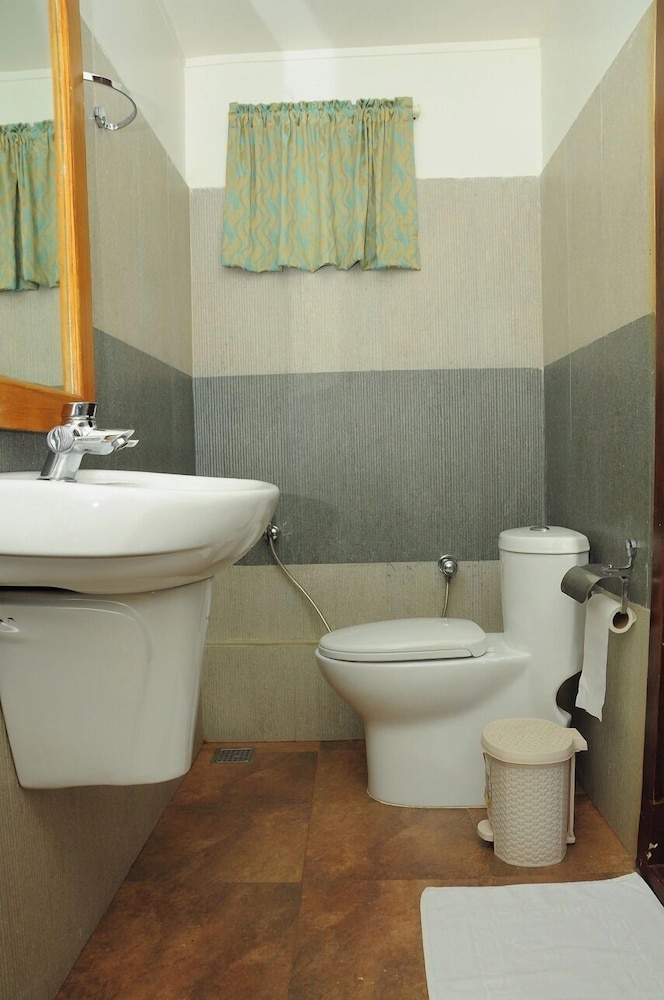 Triple Bed Deluxe A/C Houseboat (AC timings- 0800PM-0800AM) photo 3