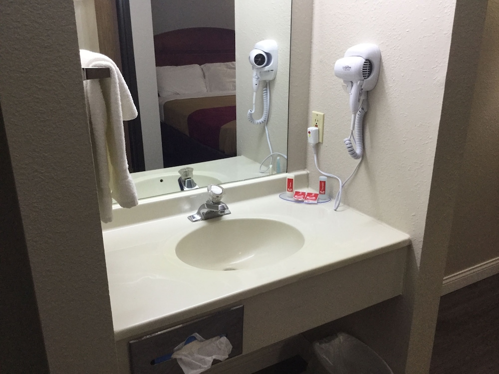 Standard Room, 2 Queen Beds, Non Smoking - Photo 25