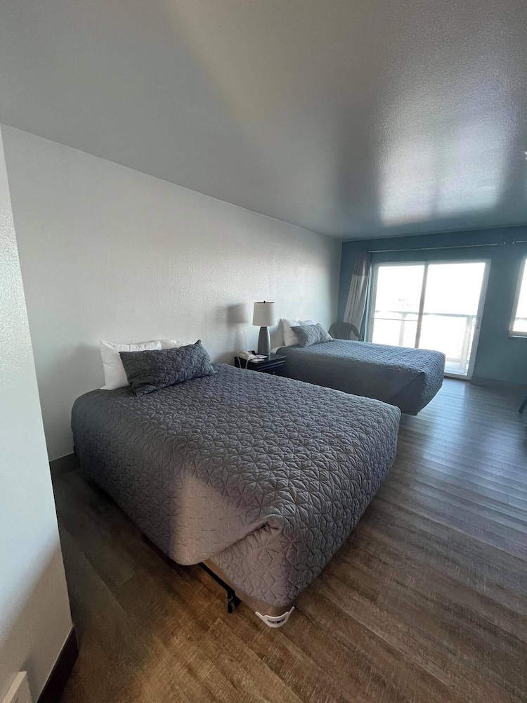 Standard Room, 2 Queen Beds, Balcony, Oceanfront