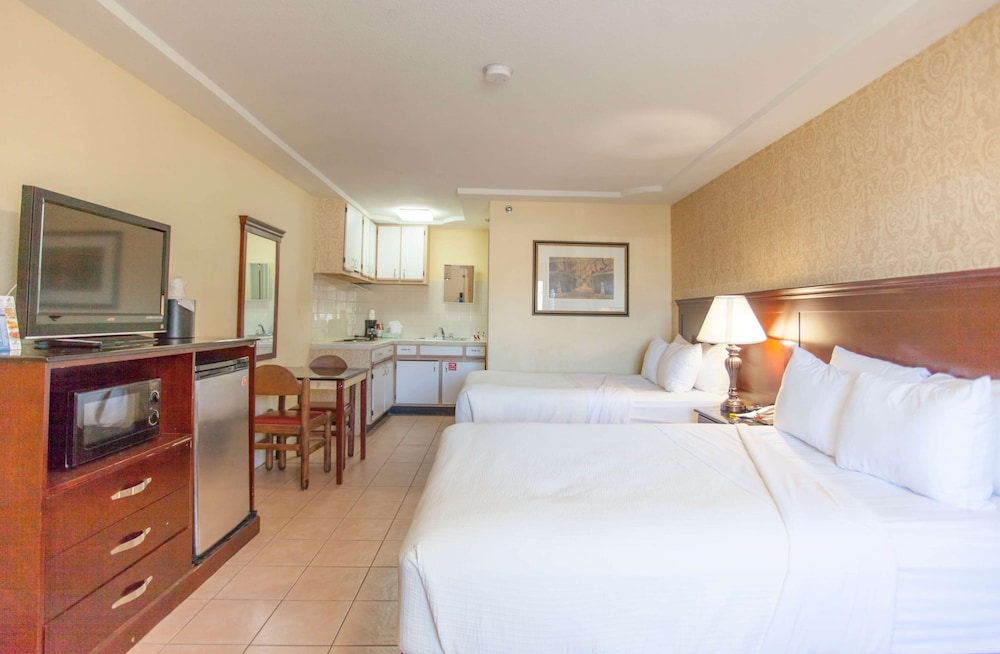 Room, 2 Double Beds - Photo 1