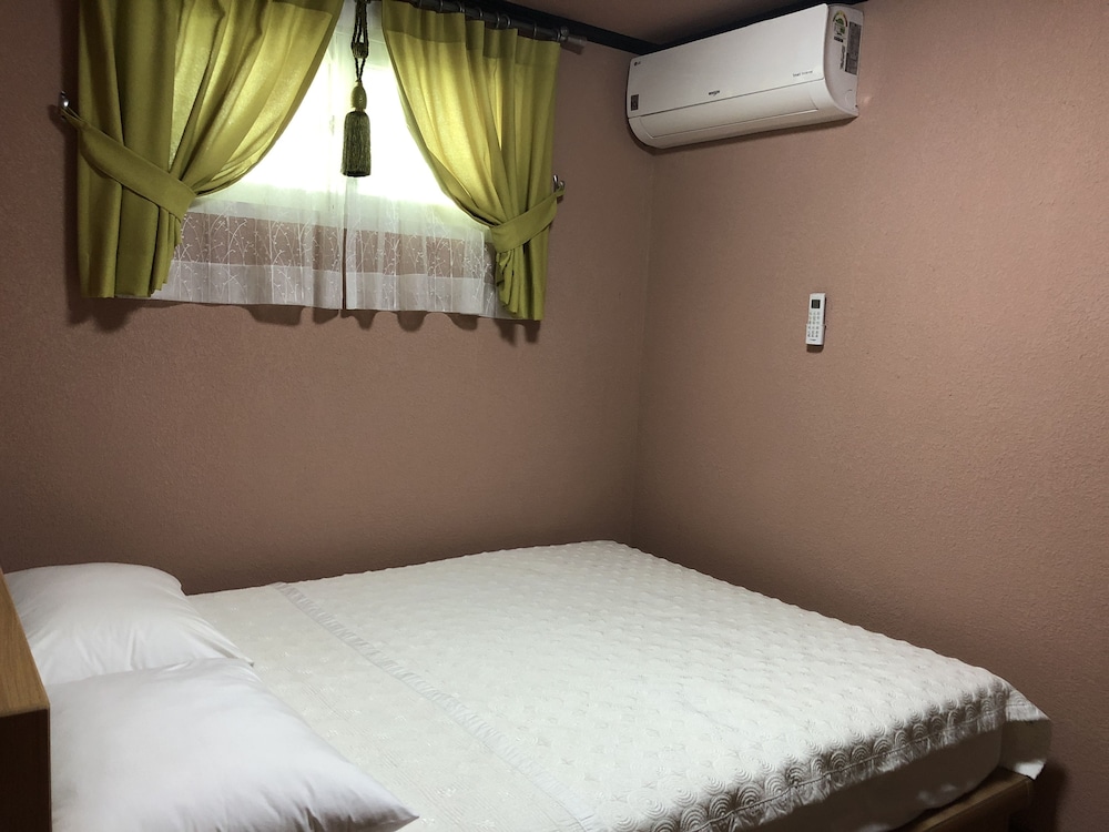 Basic Double Room, 2 Queen Beds, Non Smoking, Beach View photo 1