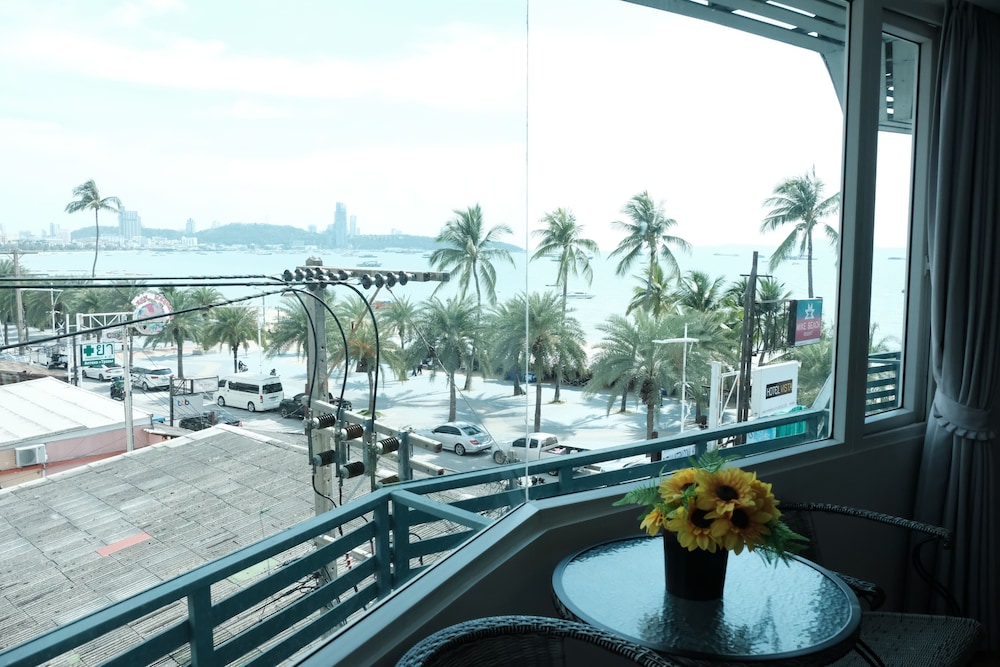 Deluxe Double Room (Side Sea View)