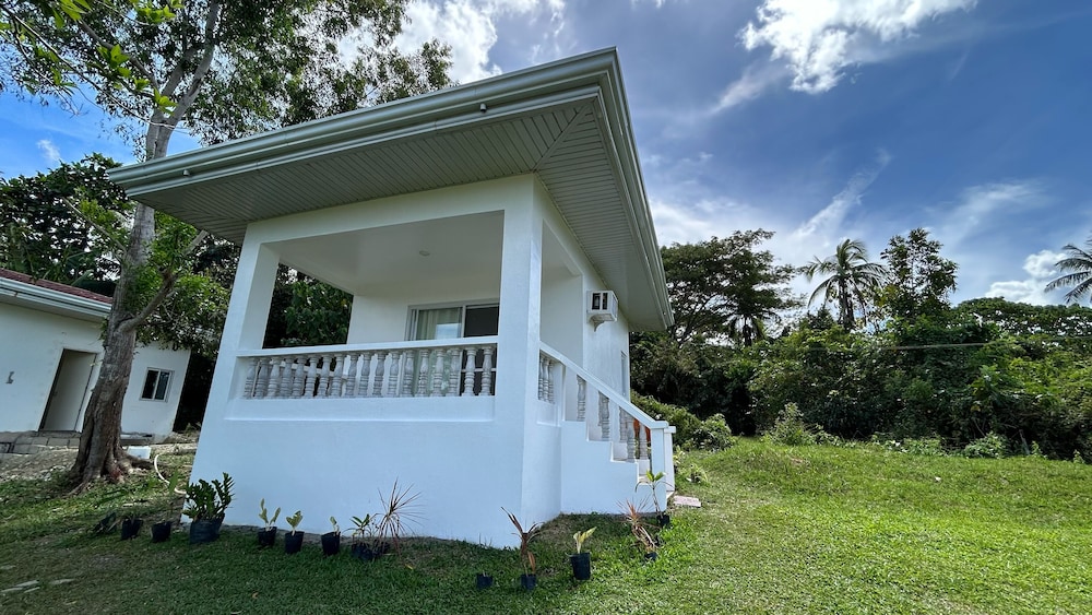 Basic Bungalow, 1 Queen Bed photo 3