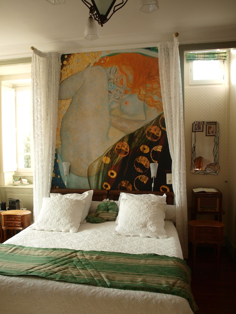 Deluxe Suite, 1 King Bed, Private Bathroom, Garden View photo 1