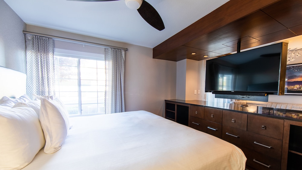 Signature Room, 1 King Bed, Non Smoking photo 3