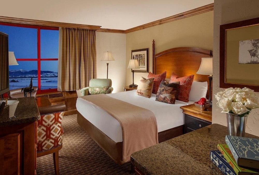 Signature Room, 1 King Bed - Photo 1