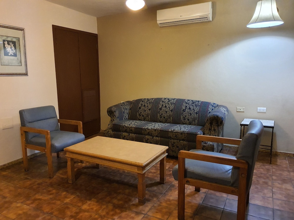 Executive Suite - Photo 8