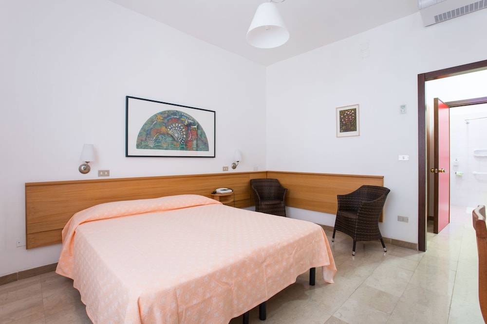 Double Room - Photo 5