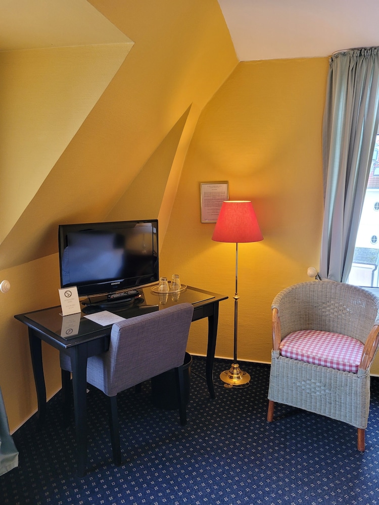 Twin Room, Partial Lake View
