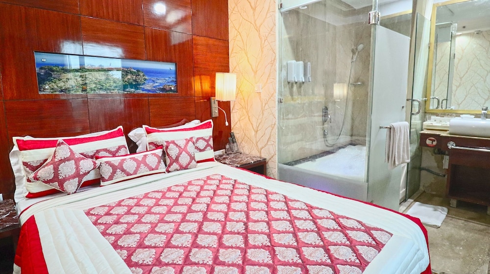 Deluxe Room with Jacuzzi Tub - Photo 9
