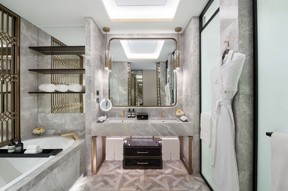 Premium Room, 2 Queen Beds - Photo 8
