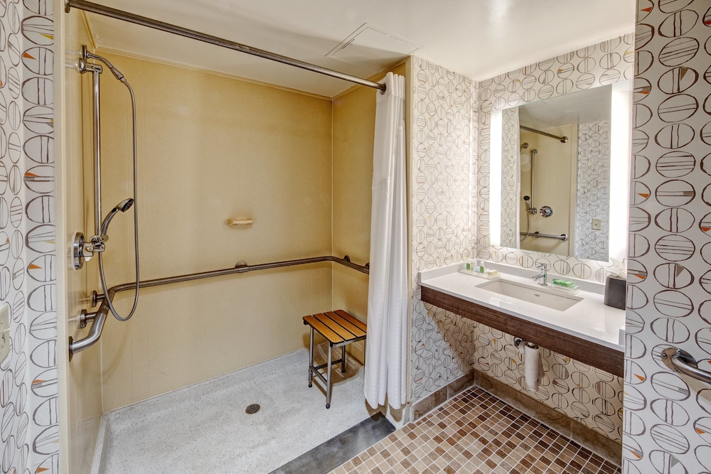 Standard Room, 2 Queen Beds, Accessible (Mobility, Roll Shwr) - Photo 2