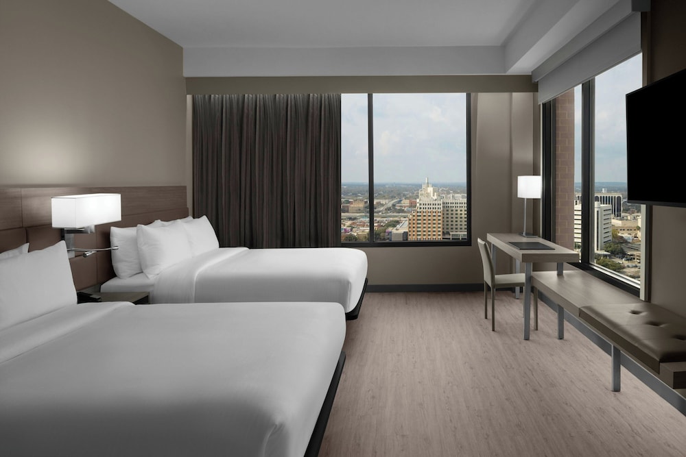 Room, 2 Queen Beds thumbnail 6