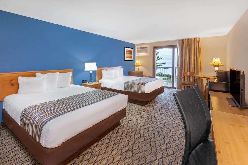 Accessible Room, 2 Queen Beds, Balcony, Lake View photo 1
