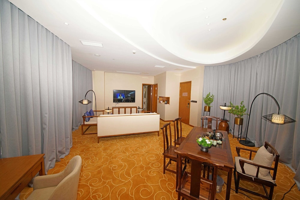 Executive Suite, 1 King Bed, Smoking