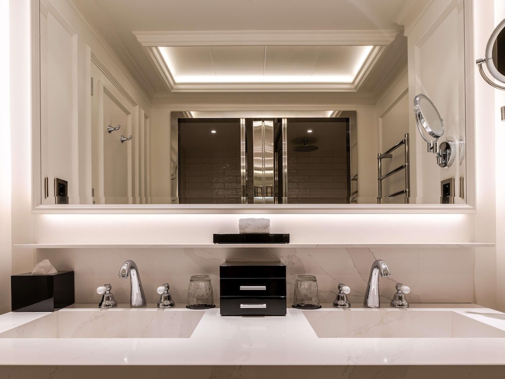 Luxury Room, 1 King Bed, Balcony, Sea View - Photo 9