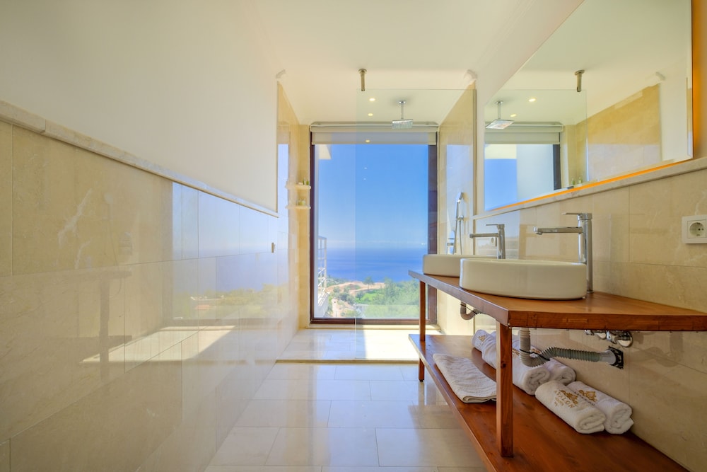 Deluxe Double with Bathtub - Photo 4