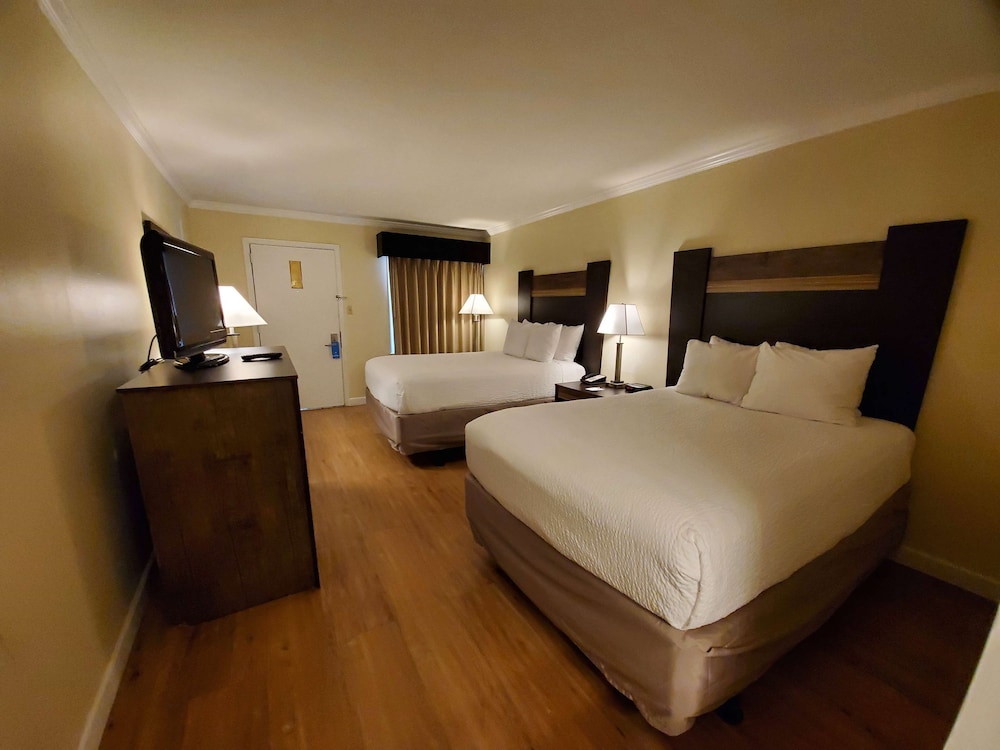 Suite, 2 Double Beds, Non Smoking - Photo 2