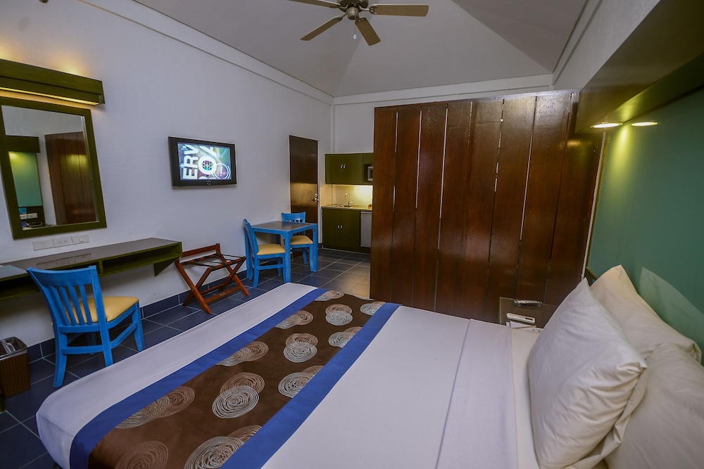 Suite, 1 Queen Bed with Sofa bed, Non Smoking, Beach View photo 3