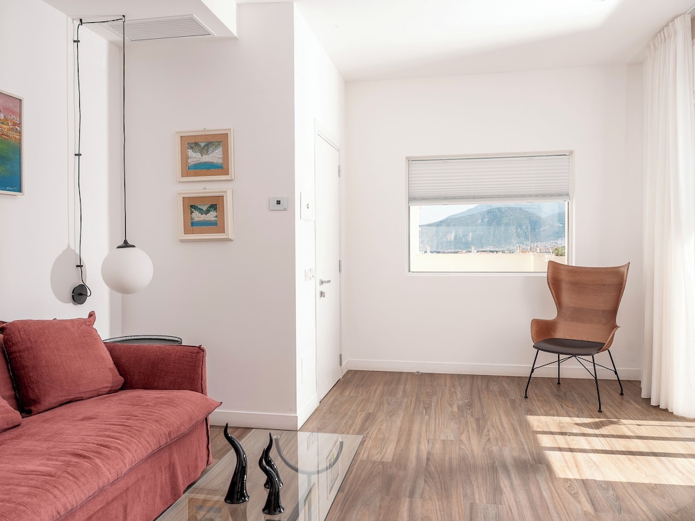 Comfort Suite, Terrace, City View