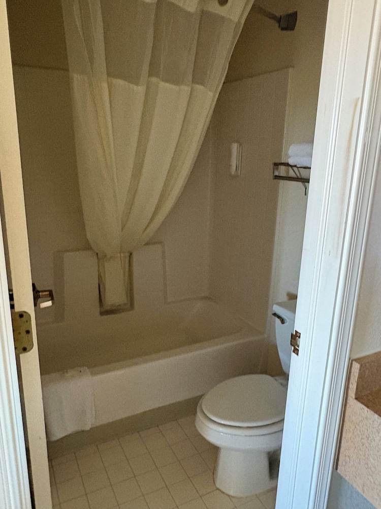 Standard Room, 2 Queen Beds, Non Smoking - Photo 7