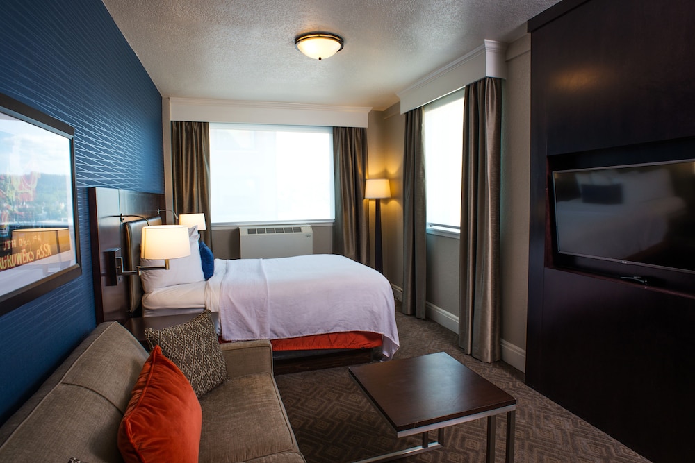Junior Suite, 1 King Bed, Accessible (Roll-in Shower) photo 2