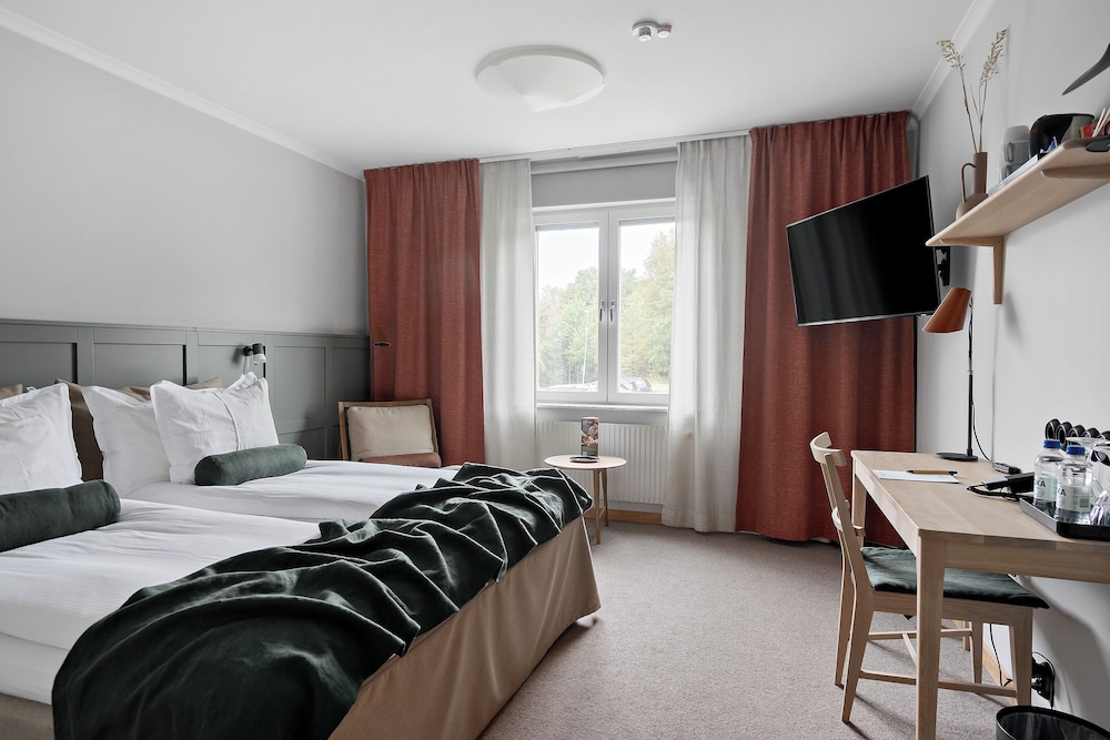 Standard Room, 1 Queen Bed, Non Smoking - Photo 3