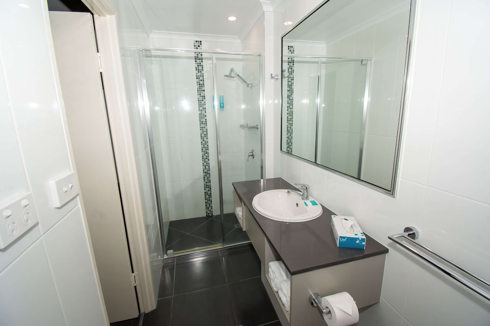 Standard Room, Multiple Beds, Non Smoking - Photo 7