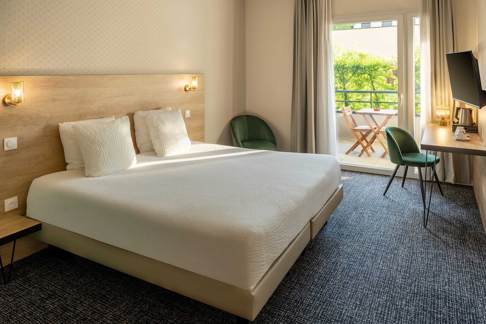 Standard Room, 1 King Bed, Non Smoking, Garden View - Photo 4